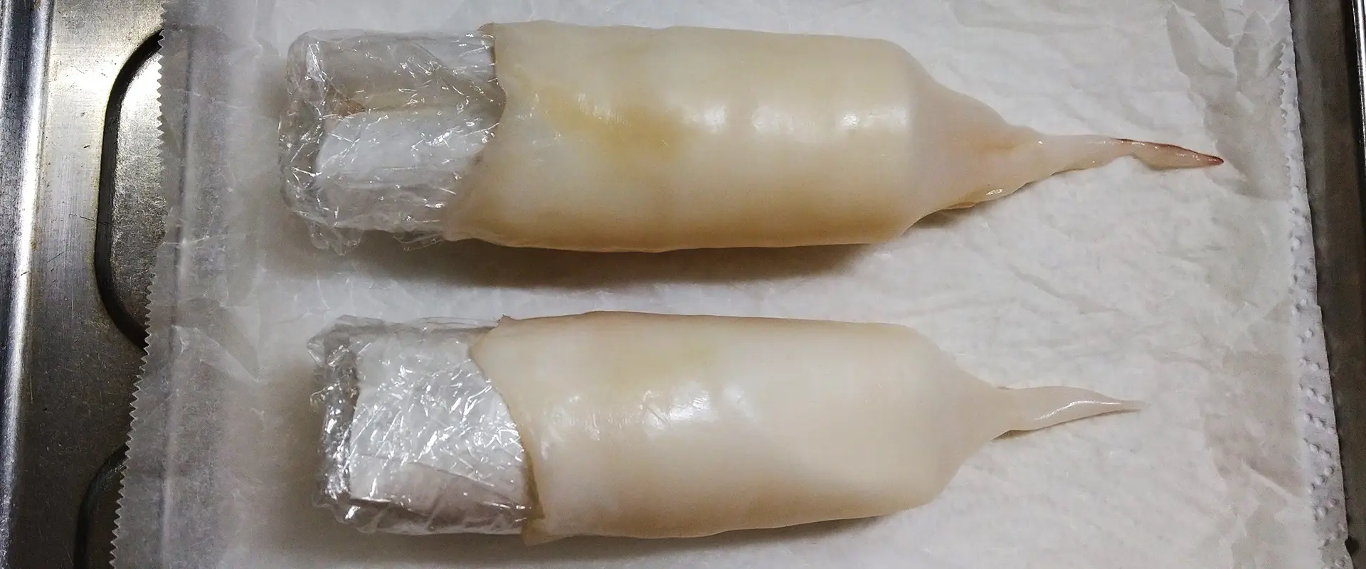 イカ筒に芯を入れる