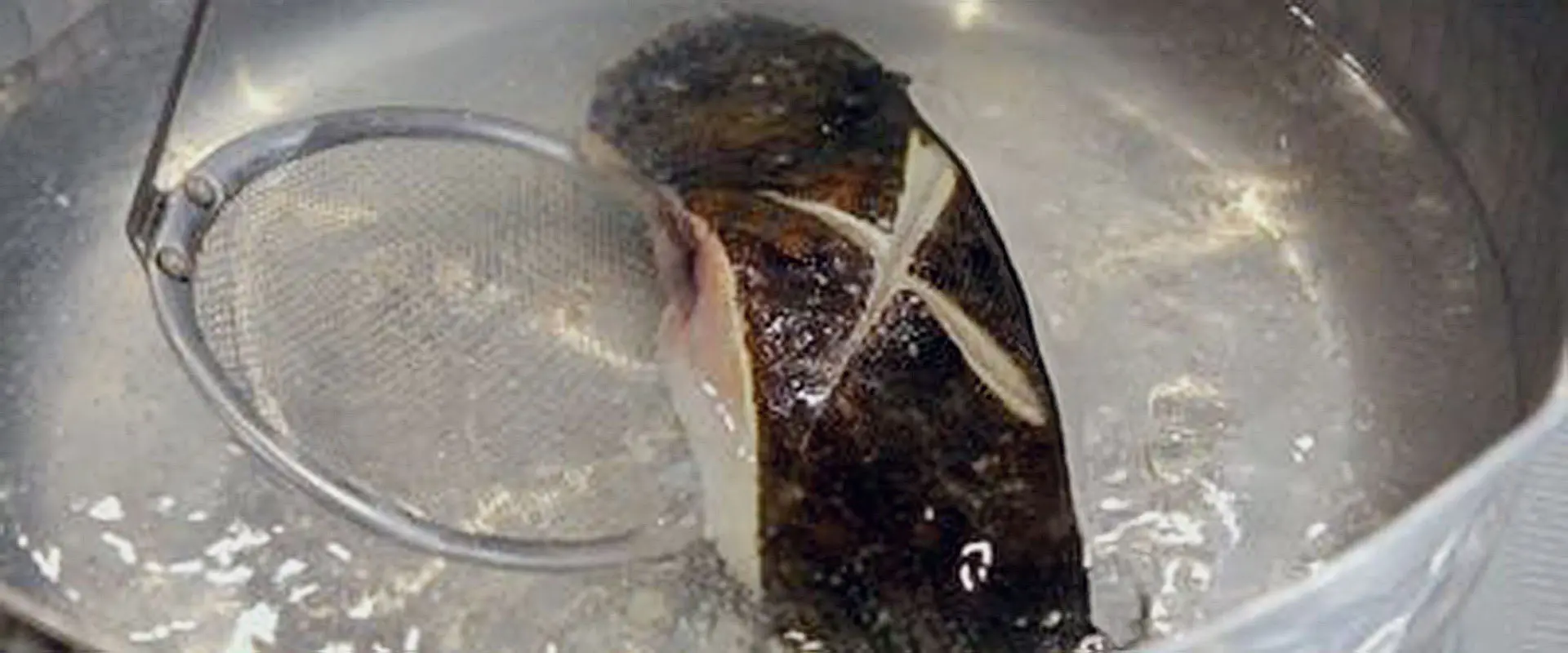 臭みが取れて旨味を封じ込める「霜降り（湯通し）」