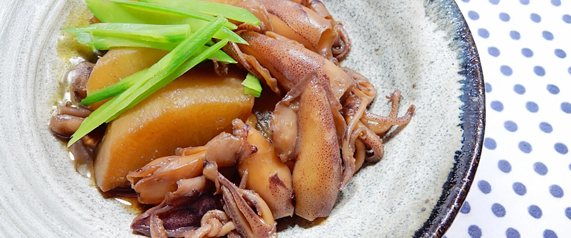 丸ごと調理で旨味を凝縮！小イカの煮付けの基本